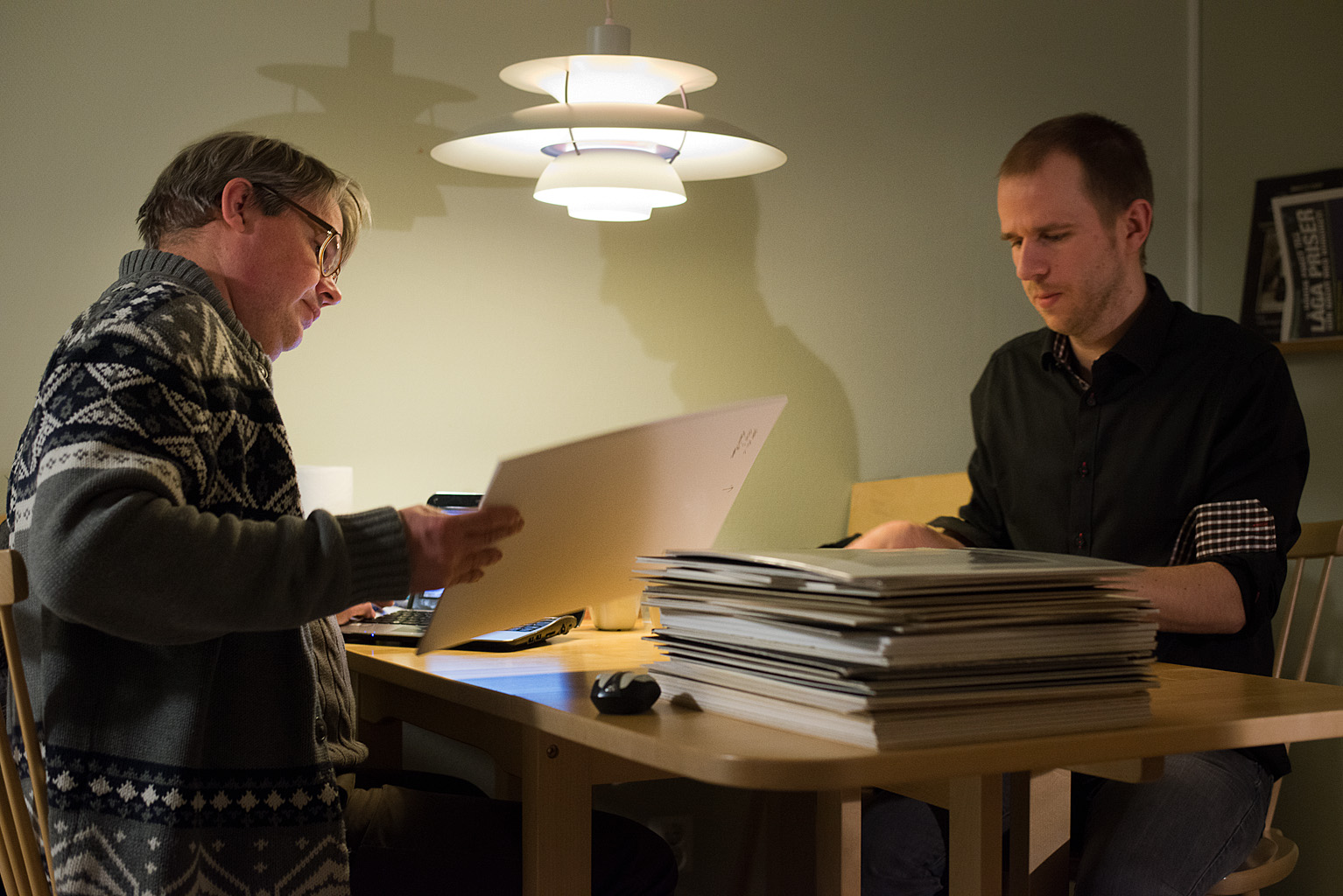 Håkan och Johnny sorterar Difo-bilder. Foto: Henrik Muskos Håkan och Johnny sorterar Difo-bilder. Foto: Henrik Muskos