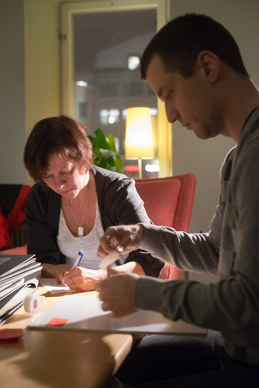 Foto: Henrik Muskos Anette och Christer märker upp monokroma bilder för Difo. Foto: Henrik Muskos