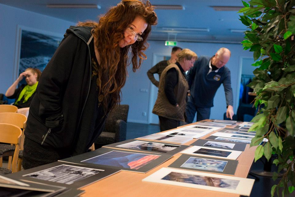 Fikamingel och betraktande av tävlingsbilder.