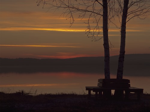 Bänk i solnedgång vid Klingerfjärden utmed strandpromenaden Söråker