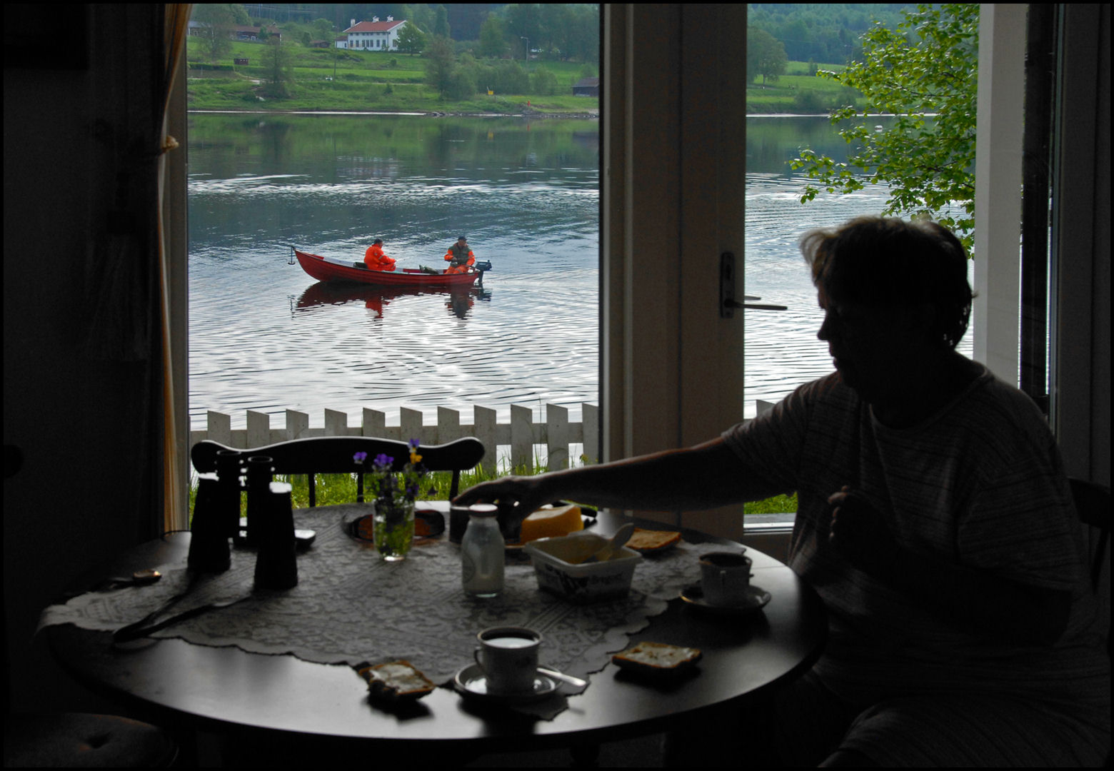 Morgonfika i stugan 2013-06-02 – 08:06:42