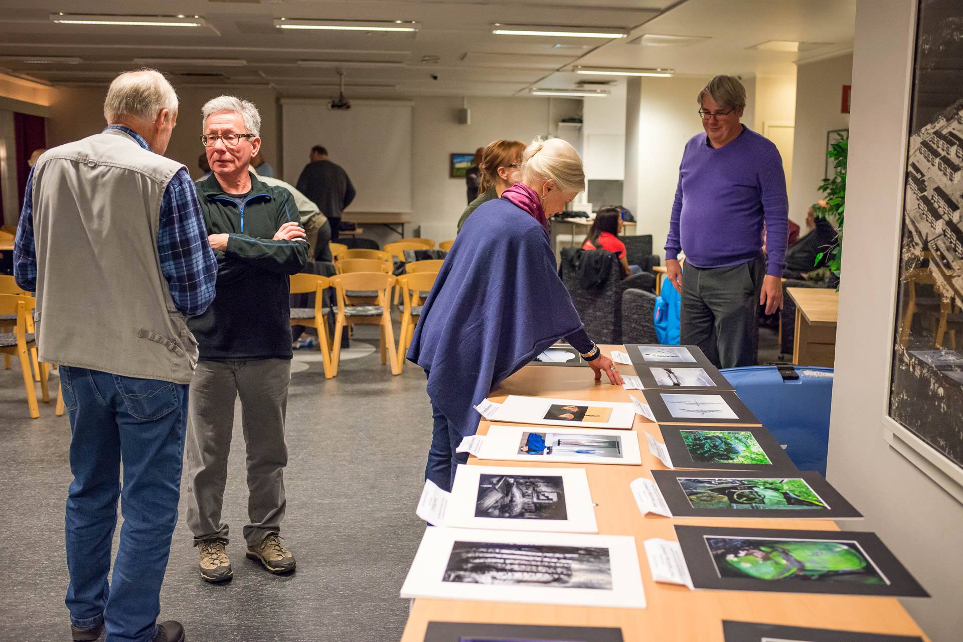 Visning av placerade bilder i Rifo 2015. Till vänster två av klubbens meriterade fotografer Björn Wiklund och Ivan Sköld.