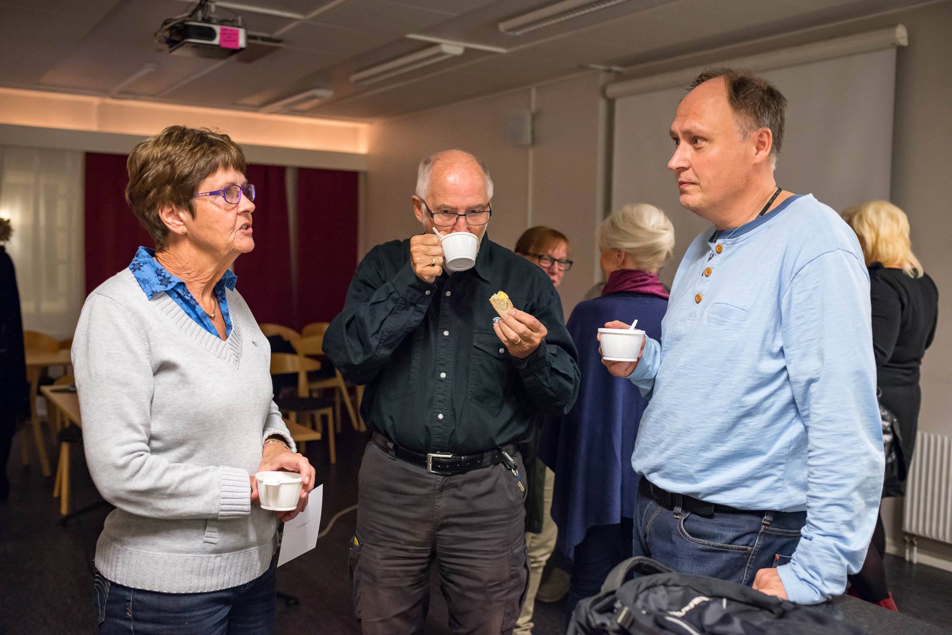 Fika, här tre av klubbens mest meriterade fotografer, fr v Annica Westerlund, Lennart Westerlund och Urban Rundblom