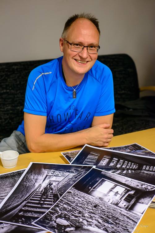 Urban Rundblom visar bilder Foto: Ellinor Kempe